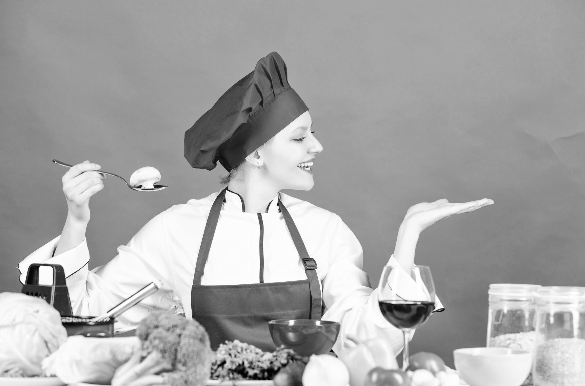 Workshop chef inviting participants
